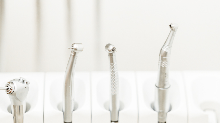 清潔かつ磨き上げられた医療器具のし写真