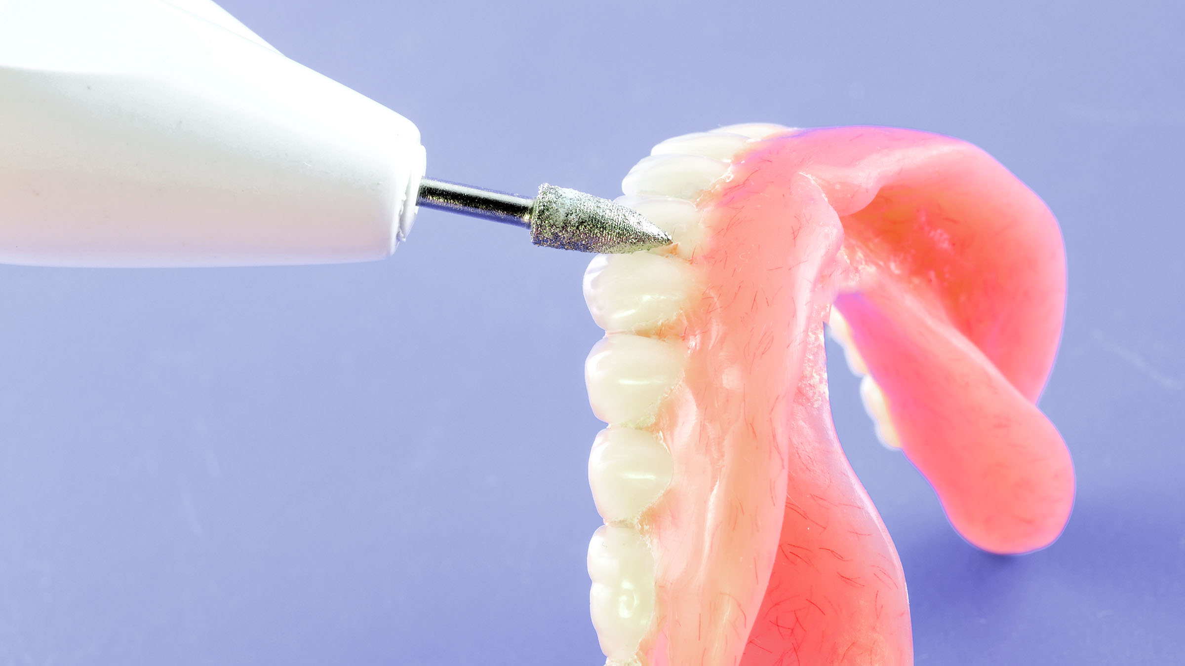 入れ歯の調整風景の写真