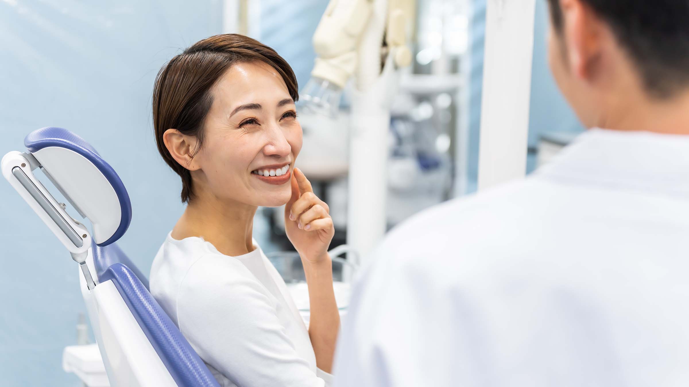 笑顔の女性患者の写真