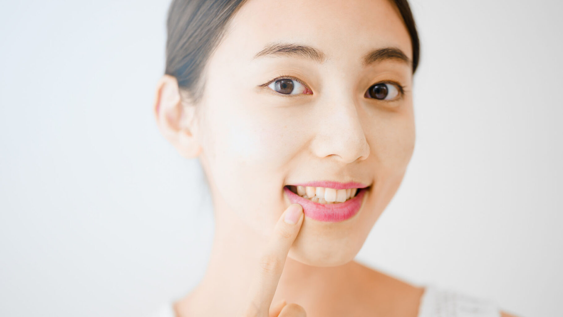 笑顔の女性のきれいな歯の画像